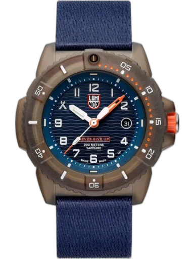 Zegarek Luminox XB.3703 Bear Grylls Survival z serii 3700 Eco to wytrzymały model zaprojektowany z myślą o środowisku i aktywności outdoorowej. Koperta o średnicy 42 mm została wykonana z materiałów z recyklingu, a granatowa tarcza z motywem fal i napisem „NEVER GIVE UP” podkreśla jego przygodowy charakter. Model oferuje wodoszczelność do 200 metrów, szafirowe szkło i wyraziste oznaczenia ułatwiające odczyt. Idealny wybór dla miłośników survivalu i ekologicznego podejścia.