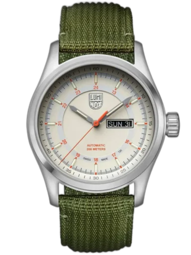 Zegarek Luminox XL.1907.NF Atacama Field Automatic to elegancki model inspirowany militarnym stylem, łączący klasykę z wytrzymałością. Jasna tarcza z wyraźnymi indeksami i wskazówkami kontrastuje z oliwkowym paskiem NATO, tworząc stylowy, outdoorowy zestaw. Automatyczny mechanizm ukryty w stalowej kopercie o średnicy 44 mm zapewnia niezawodność, a wodoszczelność 200 metrów pozwala na użytkowanie w trudnych warunkach. Idealny wybór dla miłośników klasycznego designu w terenowym wydaniu.