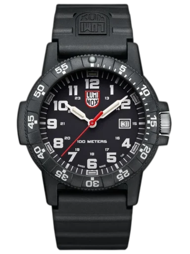 Zegarek Luminox XS.0321 Leatherback Sea Turtle Giant to wytrzymały model o średnicy 44 mm, zaprojektowany z myślą o codziennym użytkowaniu oraz aktywnościach outdoorowych. Posiada lekką i odporną kopertę wykonaną z materiału CARBONOX™, zapewniającą komfort noszenia. Czarna tarcza z wyraźnymi, białymi indeksami i czerwonym sekundnikiem gwarantuje doskonałą czytelność. Wodoszczelność na poziomie 10 ATM (100 metrów), obrotowy bezel oraz technologia LLT zapewniająca podświetlenie bez źródła światła czynią go praktycznym wyborem na co dzień i w terenie. Idealny dla osób szukających funkcjonalnego zegarka w solidnym wydaniu.
