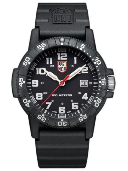 Zegarek Luminox XS.0321 Leatherback Sea Turtle Giant to wytrzymały model o średnicy 44 mm, zaprojektowany z myślą o codziennym użytkowaniu oraz aktywnościach outdoorowych. Posiada lekką i odporną kopertę wykonaną z materiału CARBONOX™, zapewniającą komfort noszenia. Czarna tarcza z wyraźnymi, białymi indeksami i czerwonym sekundnikiem gwarantuje doskonałą czytelność. Wodoszczelność na poziomie 10 ATM (100 metrów), obrotowy bezel oraz technologia LLT zapewniająca podświetlenie bez źródła światła czynią go praktycznym wyborem na co dzień i w terenie. Idealny dla osób szukających funkcjonalnego zegarka w solidnym wydaniu.