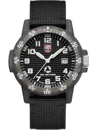 Zegarek Luminox XS.0321.ECO Tide Eco to ekologiczna propozycja o solidnym charakterze. Czarna tarcza z falistym wzorem i wyraźnymi białymi indeksami zapewnia czytelność, a pasek wykonany z materiałów pochodzących z recyklingu oceanu podkreśla zaangażowanie marki w ochronę środowiska. Wodoszczelność do 100 metrów i trwała koperta czynią go idealnym wyborem na co dzień i do aktywności na świeżym powietrzu.
