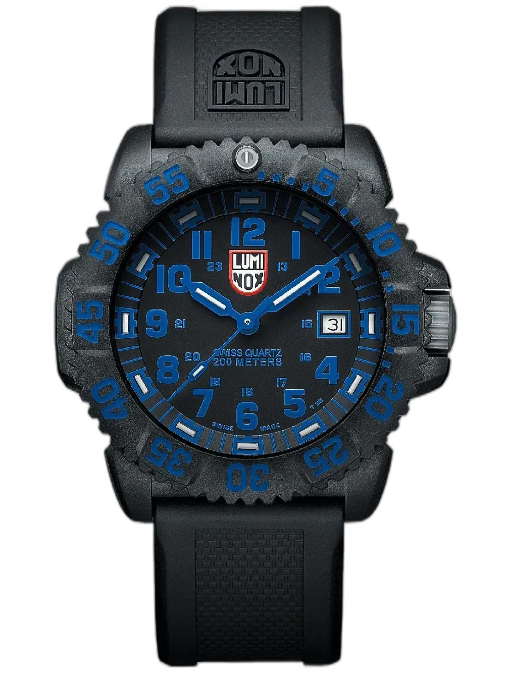 Zegarek Luminox XS.3053.S.L Navy Seal Colormark to wyrazisty model o sportowym charakterze, wyróżniający się czarną tarczą z niebieskimi indeksami i wskazówkami. Koperta z lekkiego i odpornego na wstrząsy materiału Carbonox™ oraz wodoszczelność 200 metrów sprawiają, że zegarek świetnie sprawdza się w wymagających warunkach. Dzięki technologii LLT zapewnia stałą widoczność przez całą dobę. To doskonały wybór dla osób ceniących styl militarny i maksymalną funkcjonalność.