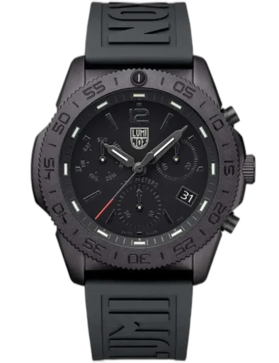 Zegarek Luminox XS.3141.BO.1.SET Pacific Diver Chronograph to nowoczesny czasomierz typu „all black”, który łączy sportową stylistykę z funkcjonalnością. Posiada 44-milimetrową kopertę ze stali szlachetnej z czarną powłoką i wyrazisty bezel nurkowy. Ciemna tarcza skrywa trzy subtarcze chronografu, datownik oraz luminescencyjne wskazówki z technologią LLT, która gwarantuje widoczność w całkowitej ciemności. Wodoodporność 20 ATM i gumowy pasek sprawiają, że zegarek jest idealny zarówno do codziennego noszenia, jak i ekstremalnych aktywności sportowych czy outdoorowych.