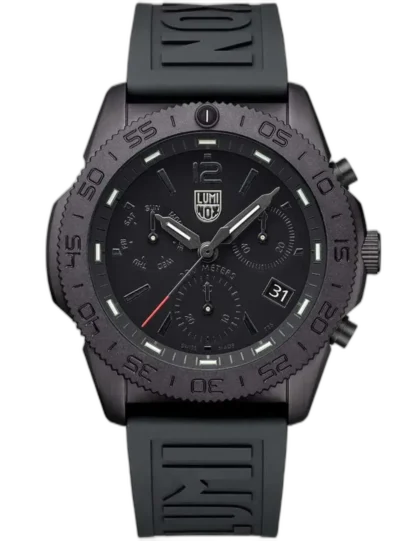 Zegarek Luminox XS.3141.BO.1.SET Pacific Diver Chronograph to nowoczesny czasomierz typu „all black”, który łączy sportową stylistykę z funkcjonalnością. Posiada 44-milimetrową kopertę ze stali szlachetnej z czarną powłoką i wyrazisty bezel nurkowy. Ciemna tarcza skrywa trzy subtarcze chronografu, datownik oraz luminescencyjne wskazówki z technologią LLT, która gwarantuje widoczność w całkowitej ciemności. Wodoodporność 20 ATM i gumowy pasek sprawiają, że zegarek jest idealny zarówno do codziennego noszenia, jak i ekstremalnych aktywności sportowych czy outdoorowych.