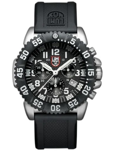 Zegarek Luminox XS.3181.F Giant Navy Seal Colormark Chronograph to masywny model dla aktywnych mężczyzn ceniących funkcjonalność. Czarna tarcza z trzema subtarczami i białymi indeksami zapewnia czytelność w każdych warunkach, a koperta o średnicy 46 mm z wyrazistym bezelem dodaje taktycznego charakteru. Wodoszczelność do 200 metrów i technologia LLT sprawiają, że zegarek sprawdzi się w ekstremalnych sytuacjach. Idealny wybór dla pasjonatów przygód i outdooru.