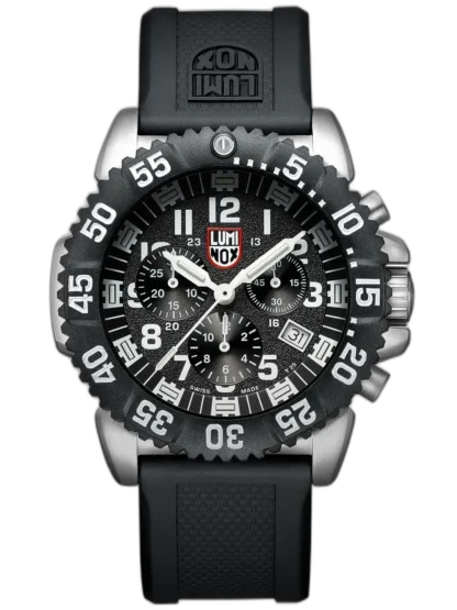 Zegarek Luminox XS.3181.F Giant Navy Seal Colormark Chronograph to masywny model dla aktywnych mężczyzn ceniących funkcjonalność. Czarna tarcza z trzema subtarczami i białymi indeksami zapewnia czytelność w każdych warunkach, a koperta o średnicy 46 mm z wyrazistym bezelem dodaje taktycznego charakteru. Wodoszczelność do 200 metrów i technologia LLT sprawiają, że zegarek sprawdzi się w ekstremalnych sytuacjach. Idealny wybór dla pasjonatów przygód i outdooru.