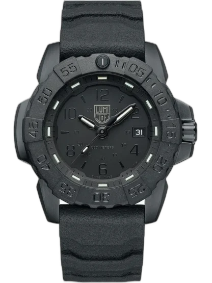 Zegarek Luminox XS.3251.BO.CB Navy Seal Steel to masywna, męska propozycja dla osób ceniących militarny styl i ekstremalną wytrzymałość. Czarna, 45-milimetrowa koperta i jednolita kolorystyka „Blackout” nadają mu taktycznego charakteru. Wodoszczelność na poziomie 20 ATM i stalowa konstrukcja sprawiają, że sprawdzi się w najtrudniejszych warunkach. To zegarek stworzony z myślą o profesjonalistach i pasjonatach survivalu.