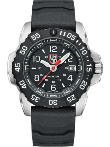 Zegarek Luminox XS.3251.CB Navy Seal Steel to solidny model stworzony z myślą o wymagających użytkownikach. Czarna tarcza z wyraźnymi, białymi indeksami i czerwonym sekundnikiem zapewnia czytelność w każdych warunkach. Koperta ze stali nierdzewnej o średnicy 45 mm w połączeniu z czarnym, gumowym paskiem gwarantuje trwałość i wygodę noszenia. Obrotowy bezel i wodoszczelność do 200 metrów sprawiają, że zegarek sprawdzi się w ekstremalnych warunkach. Idealny wybór dla miłośników outdooru i służb mundurowych.