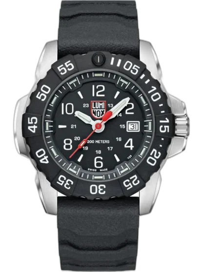 Zegarek Luminox XS.3251.CB Navy Seal Steel to solidny model stworzony z myślą o wymagających użytkownikach. Czarna tarcza z wyraźnymi, białymi indeksami i czerwonym sekundnikiem zapewnia czytelność w każdych warunkach. Koperta ze stali nierdzewnej o średnicy 45 mm w połączeniu z czarnym, gumowym paskiem gwarantuje trwałość i wygodę noszenia. Obrotowy bezel i wodoszczelność do 200 metrów sprawiają, że zegarek sprawdzi się w ekstremalnych warunkach. Idealny wybór dla miłośników outdooru i służb mundurowych.