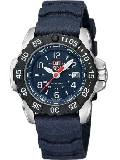 Zegarek Luminox XS.3253.CB Navy Seal Steel to solidny model stworzony z myślą o wymagających użytkownikach. Granatowa tarcza z białymi indeksami i czerwonym sekundnikiem gwarantuje doskonałą czytelność, a koperta ze stali nierdzewnej i wodoodporność 200 metrów zapewniają wytrzymałość w ekstremalnych warunkach. Czarny bezel i niebieski gumowy pasek nadają całości nowoczesny, wojskowy charakter. Idealny wybór dla miłośników przygód i morskich wypraw.