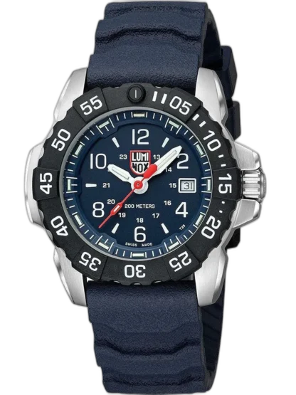 Zegarek Luminox XS.3253.CB Navy Seal Steel to solidny model stworzony z myślą o wymagających użytkownikach. Granatowa tarcza z białymi indeksami i czerwonym sekundnikiem gwarantuje doskonałą czytelność, a koperta ze stali nierdzewnej i wodoodporność 200 metrów zapewniają wytrzymałość w ekstremalnych warunkach. Czarny bezel i niebieski gumowy pasek nadają całości nowoczesny, wojskowy charakter. Idealny wybór dla miłośników przygód i morskich wypraw.