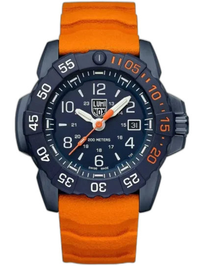 Zegarek Luminox XS.3253.CBNSF.SET Navy Seal „Back to the Blue” to dynamiczny model o średnicy 45 mm, stworzony z myślą o miłośnikach wodnych aktywności i wyrazistych akcentów kolorystycznych. Granatowa tarcza z kontrastującymi pomarańczowymi detalami i solidna koperta ze stali nierdzewnej podkreślają jego sportowy charakter. W zestawie znajdują się dwa paski – granatowy i pomarańczowy – które można łatwo wymieniać w zależności od stylu i okazji. Zegarek oferuje wodoodporność na poziomie 200 metrów oraz precyzyjny mechanizm kwarcowy, co czyni go niezawodnym partnerem na co dzień i w ekstremalnych warunkach.
