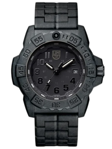 Zegarek Luminox XS.3502.BO.L Navy Seal to minimalistyczna, a zarazem niezwykle wytrzymała propozycja typu “total blackout”. Całkowicie czarna koperta, tarcza i bransoleta z materiału Carbonox™ podkreślają jego taktyczny charakter. Zegarek ma średnicę 45 mm, wodoszczelność do 200 metrów (20 ATM) oraz obrotowy bezel. Dzięki technologii LLT (Luminox Light Technology) wskazówki i indeksy pozostają widoczne przez 25 lat bez potrzeby zewnętrznego źródła światła. Idealny wybór dla osób ceniących funkcjonalność i surowy styl w ekstremalnych warunkach.