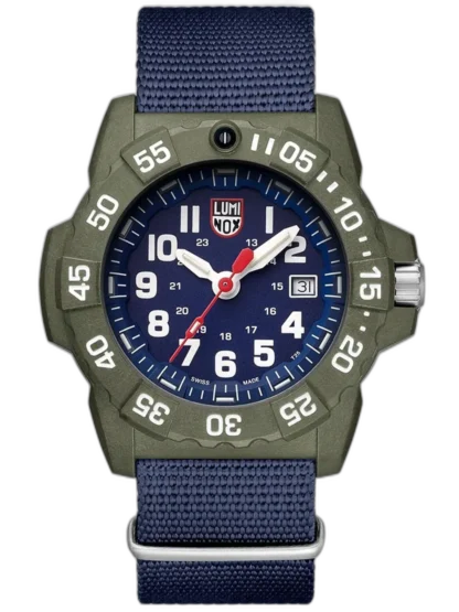 Zegarek Luminox XS.3503.ND Navy Seal to wytrzymały model stworzony z myślą o ekstremalnych warunkach. Posiada 45-milimetrową kopertę wykonaną z materiału Carbonox™ w kolorze wojskowej zieleni, połączoną z granatowym paskiem NATO i tarczą w tym samym odcieniu. Jasne, wyraziste indeksy oraz wskazówki zapewniają doskonałą czytelność, również w ciemności dzięki technologii Luminox Light Technology. Wodoodporność do 200 metrów, obrotowa luneta i datownik sprawiają, że zegarek doskonale sprawdzi się zarówno na co dzień, jak i w wymagających warunkach outdoorowych.