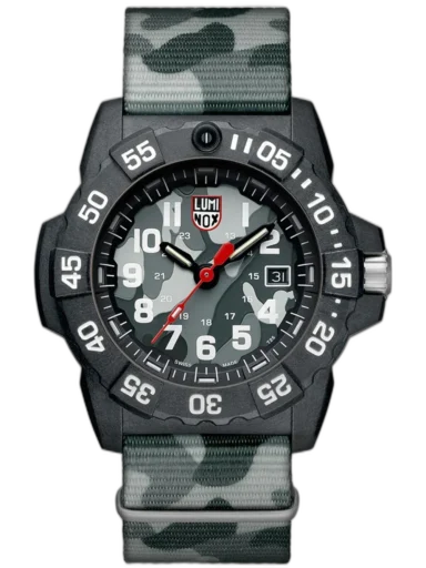 Zegarek Luminox XS.3507.PH.L Navy Seal to dynamiczna i wyrazista propozycja dla osób poszukujących niezawodnego sprzętu w stylu militarnym. Posiada kopertę o średnicy 45 mm wykonaną z wytrzymałego materiału Carbonox™ oraz kamuflażową tarczę i pasek typu NATO w tym samym wzorze, co nadaje mu unikalny, taktyczny charakter. Wyposażony w obrotowy bezel, szwajcarski mechanizm kwarcowy oraz wodoszczelność na poziomie 20 ATM (200 m). Dzięki technologii LLT zegarek świeci w ciemności bez konieczności ładowania – idealny dla osób aktywnych, survivalowców i fanów wojskowego designu.