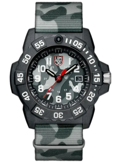 Zegarek Luminox XS.3507.PH.L Navy Seal to dynamiczna i wyrazista propozycja dla osób poszukujących niezawodnego sprzętu w stylu militarnym. Posiada kopertę o średnicy 45 mm wykonaną z wytrzymałego materiału Carbonox™ oraz kamuflażową tarczę i pasek typu NATO w tym samym wzorze, co nadaje mu unikalny, taktyczny charakter. Wyposażony w obrotowy bezel, szwajcarski mechanizm kwarcowy oraz wodoszczelność na poziomie 20 ATM (200 m). Dzięki technologii LLT zegarek świeci w ciemności bez konieczności ładowania – idealny dla osób aktywnych, survivalowców i fanów wojskowego designu.