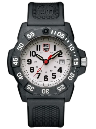 Zegarek Luminox XS.3507 Navy Seal to solidny, profesjonalny czasomierz inspirowany potrzebami elitarnych jednostek wojskowych. Posiada kopertę o średnicy 45 mm wykonaną z wyjątkowo lekkiego i odpornego materiału Carbonox™, połączoną z białą tarczą o wysokim kontraście i gumowym paskiem. Cechuje się wodoszczelnością na poziomie 20 ATM (200 metrów), obrotową lunetą oraz czytelnymi indeksami i wskazówkami z technologią Luminox Light Technology (LLT) zapewniającą widoczność w całkowitej ciemności nawet przez 25 lat. Idealny dla entuzjastów outdooru, nurkowania i militariów.