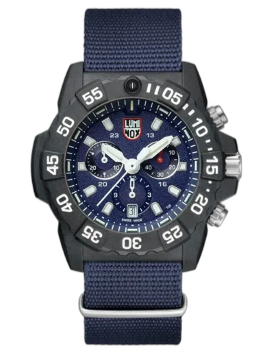 Zegarek Luminox XS.3583.ND Navy Seal Chronograph to dynamiczna propozycja dla miłośników przygód i aktywnego stylu życia. Koperta o średnicy 45 mm wykonana z ultralekkiego i wytrzymałego materiału CARBONOX™ skrywa granatową tarczę z efektownym wzorem i trzema subtarczami. Wyposażony w chronograf, datownik oraz wodoszczelność do 200 metrów, świetnie sprawdza się w ekstremalnych warunkach. Granatowy nylonowy pasek dodaje wojskowego charakteru i zapewnia wygodę użytkowania. Idealny dla osób ceniących funkcjonalność, trwałość i taktyczny design.