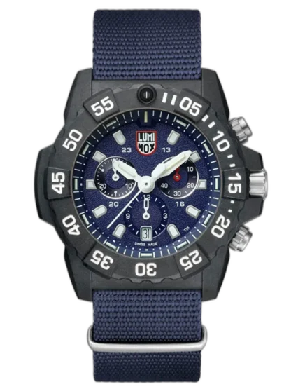 Zegarek Luminox XS.3583.ND Navy Seal Chronograph to dynamiczna propozycja dla miłośników przygód i aktywnego stylu życia. Koperta o średnicy 45 mm wykonana z ultralekkiego i wytrzymałego materiału CARBONOX™ skrywa granatową tarczę z efektownym wzorem i trzema subtarczami. Wyposażony w chronograf, datownik oraz wodoszczelność do 200 metrów, świetnie sprawdza się w ekstremalnych warunkach. Granatowy nylonowy pasek dodaje wojskowego charakteru i zapewnia wygodę użytkowania. Idealny dla osób ceniących funkcjonalność, trwałość i taktyczny design.