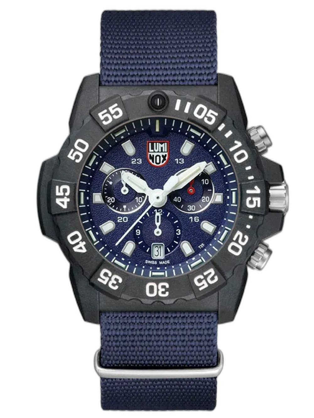 Zegarek Luminox XS.3583.ND Navy Seal Chronograph to dynamiczna propozycja dla miłośników przygód i aktywnego stylu życia. Koperta o średnicy 45 mm wykonana z ultralekkiego i wytrzymałego materiału CARBONOX™ skrywa granatową tarczę z efektownym wzorem i trzema subtarczami. Wyposażony w chronograf, datownik oraz wodoszczelność do 200 metrów, świetnie sprawdza się w ekstremalnych warunkach. Granatowy nylonowy pasek dodaje wojskowego charakteru i zapewnia wygodę użytkowania. Idealny dla osób ceniących funkcjonalność, trwałość i taktyczny design.