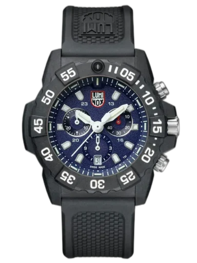 Zegarek Luminox XS.3583 Navy Seal Chronograph to dynamiczny model zaprojektowany z myślą o aktywnych użytkownikach. Granatowa tarcza z trzema subtarczami i białymi akcentami zapewnia czytelność i sportowy styl. Koperta o średnicy 45 mm z Carbonox™ oraz wodoodporność 200 metrów gwarantują wytrzymałość w każdych warunkach. Chronograf pozwala na precyzyjny pomiar czasu, a technologia LLT zapewnia widoczność w ciemności przez 25 lat. Idealny wybór dla pasjonatów ekstremalnych przygód i aktywności outdoorowych.