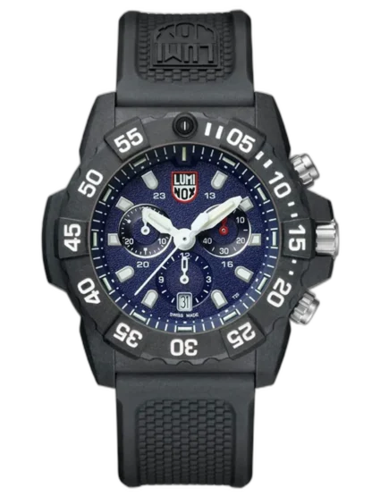 Zegarek Luminox XS.3583 Navy Seal Chronograph to dynamiczny model zaprojektowany z myślą o aktywnych użytkownikach. Granatowa tarcza z trzema subtarczami i białymi akcentami zapewnia czytelność i sportowy styl. Koperta o średnicy 45 mm z Carbonox™ oraz wodoodporność 200 metrów gwarantują wytrzymałość w każdych warunkach. Chronograf pozwala na precyzyjny pomiar czasu, a technologia LLT zapewnia widoczność w ciemności przez 25 lat. Idealny wybór dla pasjonatów ekstremalnych przygód i aktywności outdoorowych.