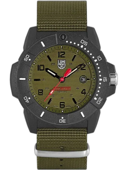 Zegarek Luminox XS.3617.SET Navy Seal 3600 to wytrzymały model taktyczny inspirowany militarnym stylem. Zielona tarcza z poziomym tłoczeniem i czarnymi indeksami zapewnia świetną czytelność, a lekka koperta z Carbonoxu™ oraz nylonowy pasek gwarantują komfort noszenia. Wodoszczelność do 200 metrów, obrotowy bezel i technologia LLT czynią go idealnym wyborem dla osób aktywnych i służb mundurowych.