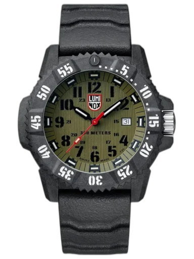 Zegarek Luminox XS.3801.L z serii Carbon Seal 3800 to masywny model o średnicy 46 mm, stworzony z myślą o ekstremalnych warunkach. Koperta wykonana z ultralekkiego i wytrzymałego kompozytu Carbonox™ gwarantuje odporność na uszkodzenia i korozję, a wodoodporność do 300 metrów potwierdza jego nurkowy charakter. Czarna tarcza z pionowym szczotkowaniem i wyrazistymi białymi indeksami zapewnia doskonałą czytelność. Czerwony sekundnik i podziałka na lunecie dodają sportowego akcentu. To idealny wybór dla nurków, podróżników i wszystkich, którzy oczekują maksymalnej niezawodności w każdych warunkach.