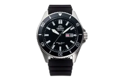Zegarek Orient RA-AA0010B39B z automatycznym mechanizmem, czarną tarczą i obrotową lunetą, wyposażony w datownik dnia tygodnia i dnia miesiąca. Model na czarnym gumowym pasku, z wodoszczelnością 20 bar, idealny do nurkowania i codziennego użytku.