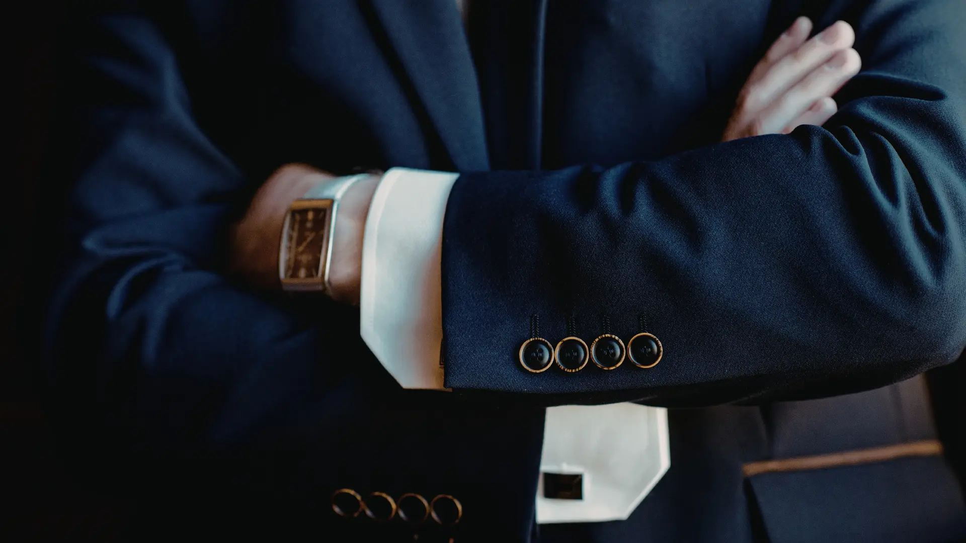 Zegarek do garnituru podkreślający elegancję stylizacji. Klasyczny model na nadgarstku w połączeniu z formalnym ubiorem i luksusowym wykończeniem.