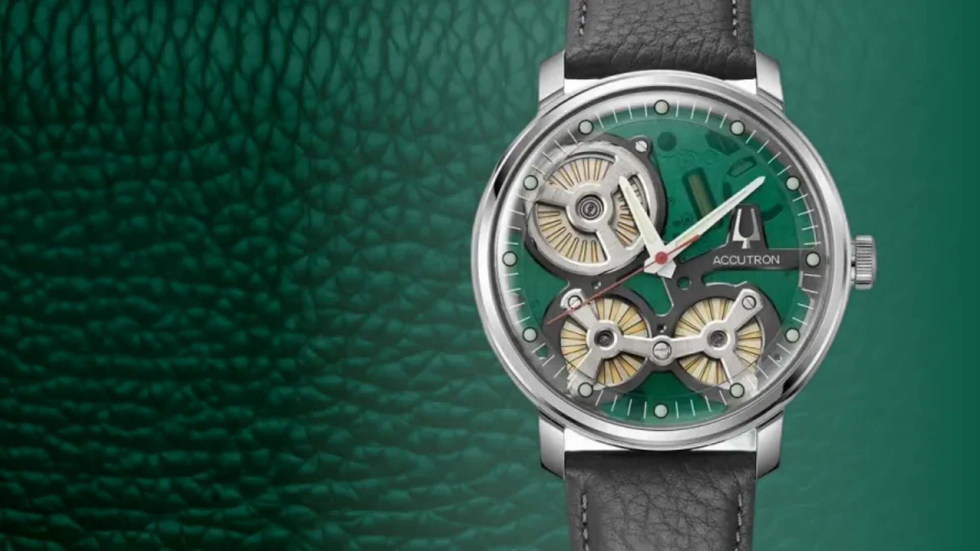 Elegancki zegarek bulova męski Accutron z widocznym mechanizmem i zieloną tarczą na czarnym skórzanym pasku.